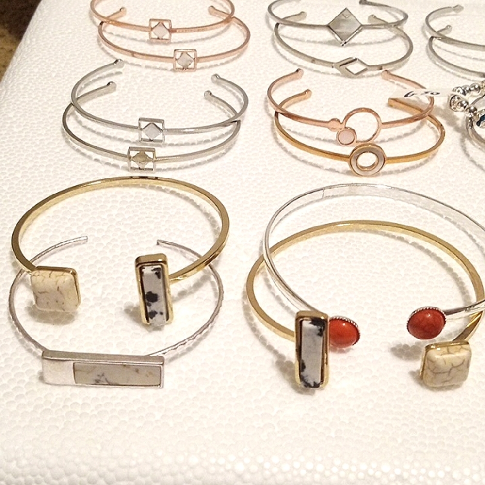 A2#.  25 NEW Bracelets - Picture 7 of 8